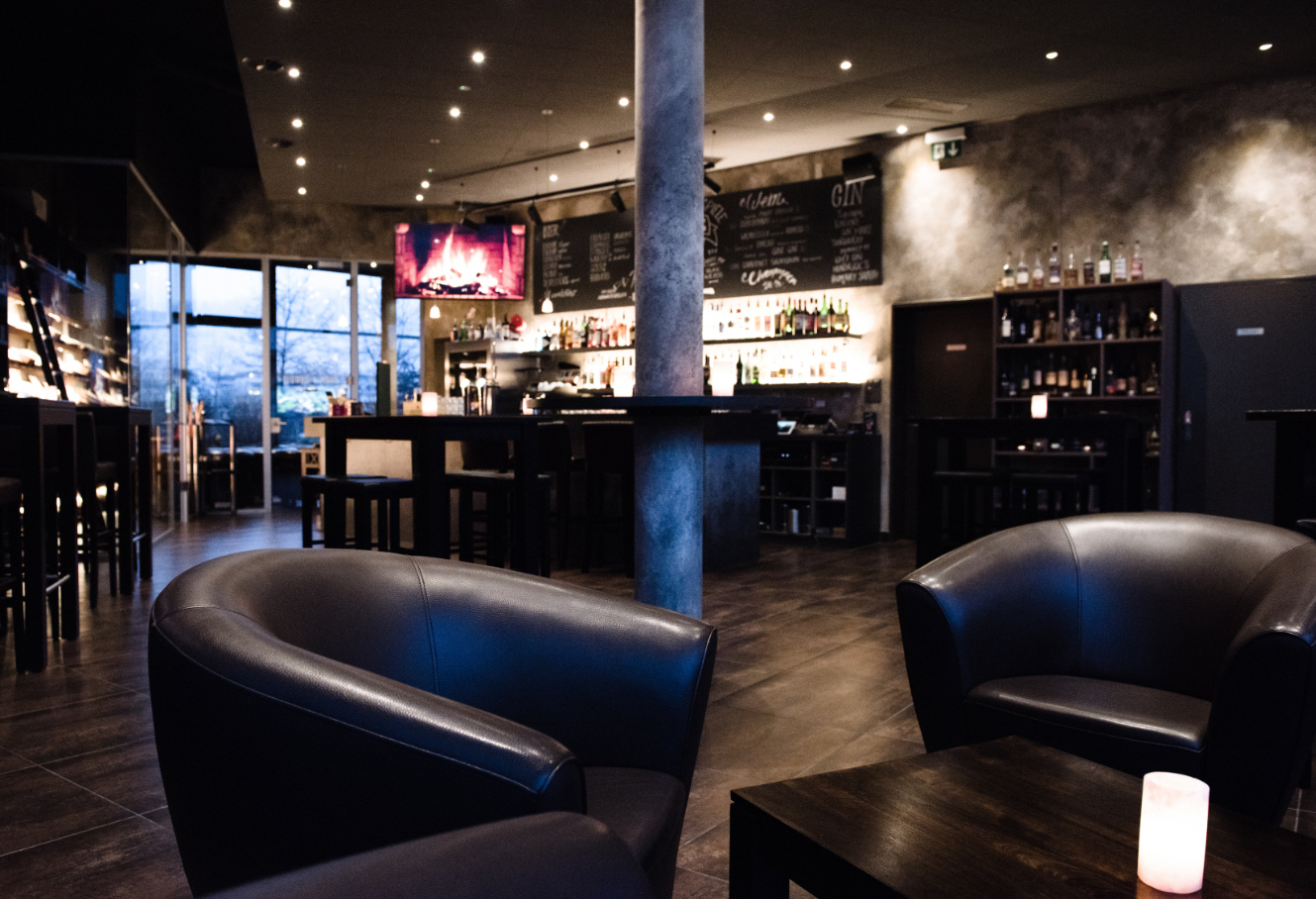 Bar bei Cigars & More mit Sitzgelegenheiten und Getränkeauswahl