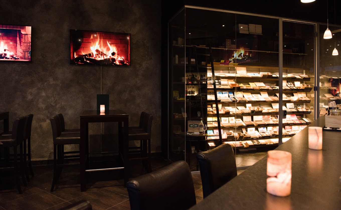Lounge mit Kamin und beleuchtetem Humidor