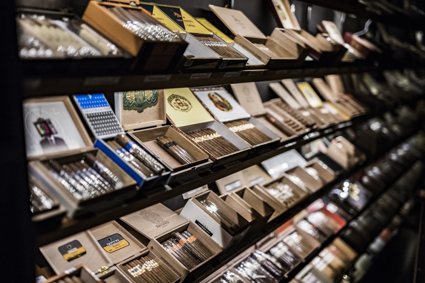 Begehbarer Humidor mit zahlreichen Zigarrenkisten bei Cigars & More